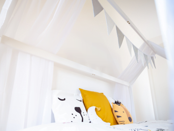 Bettdekoset Hausbett grau-weiss mit rosa Lichterkette 2 Bettdeko Set grau weiss pink Hausbett Deko