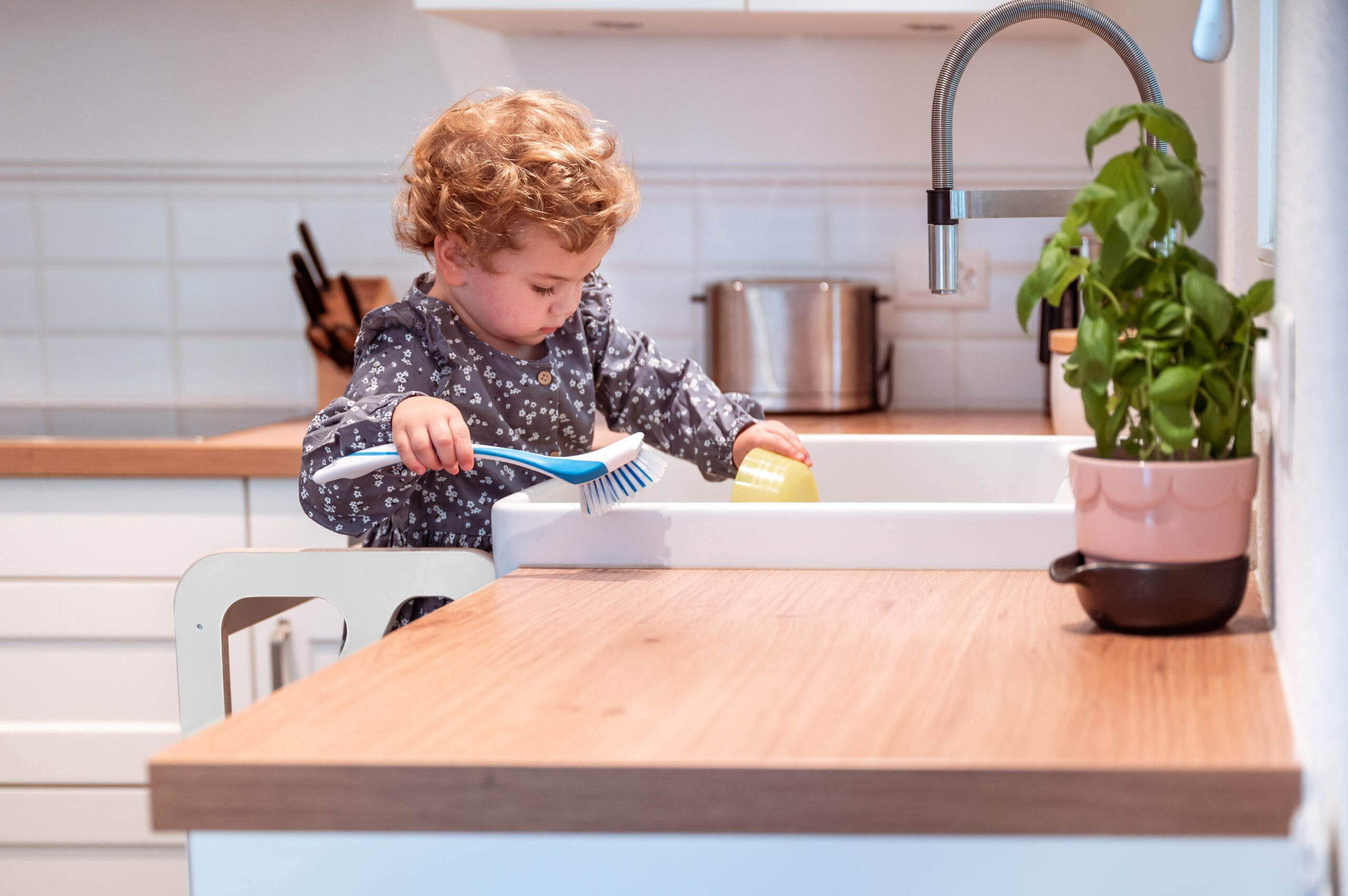 Aide de cuisine Montessori, qui peut être facilement transformé en
