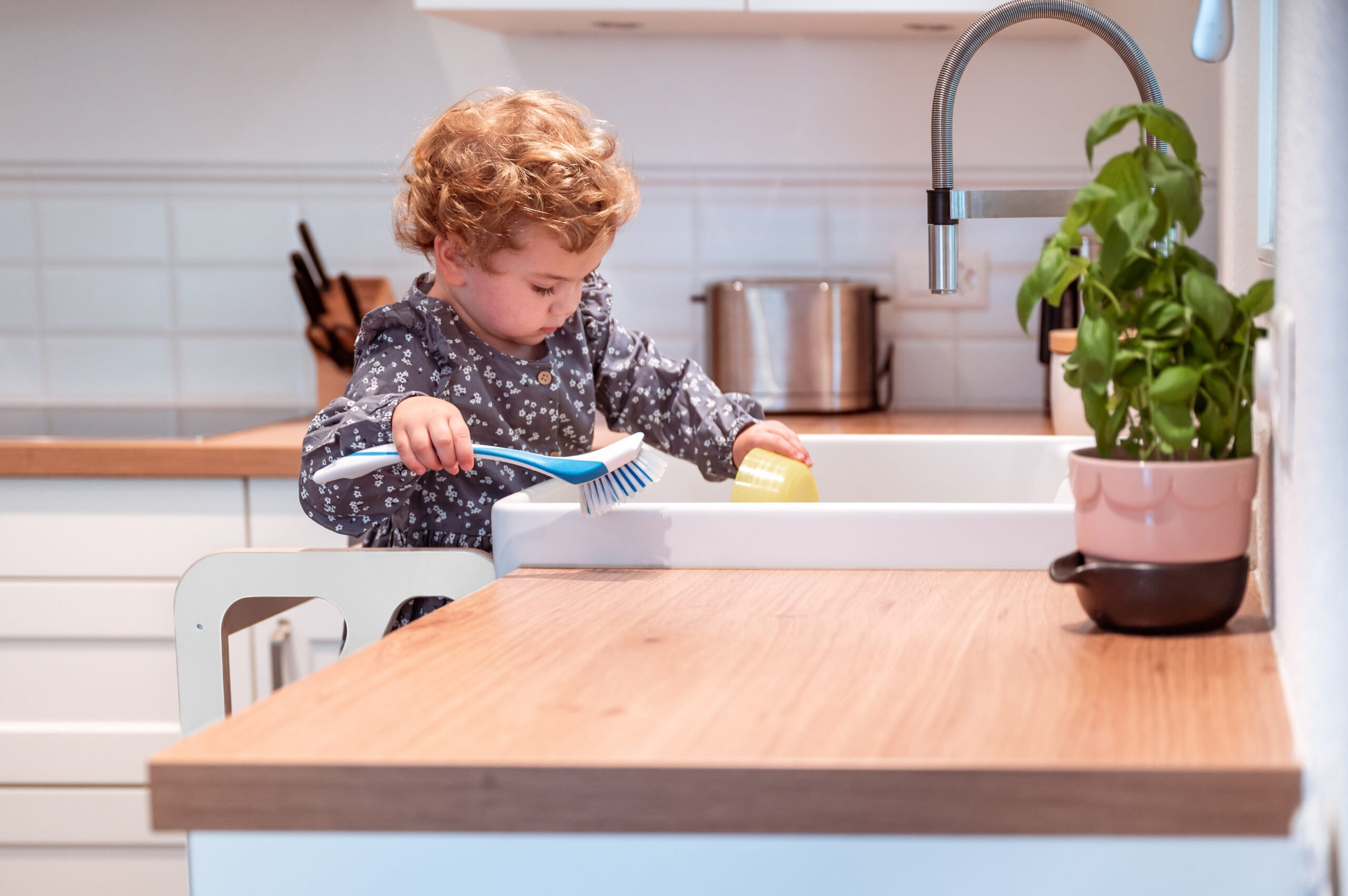 Tour debout pour tout-petit Tour d'aide de cuisine -  France