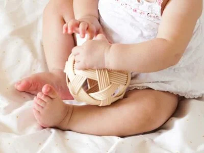 Montessori Spielzeug Pikler Ball mit Baby